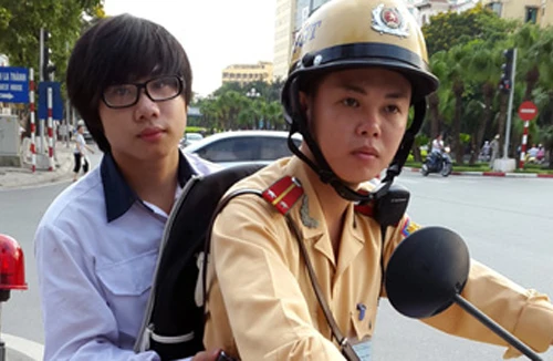 Cảnh sát giao thông đội nắng giúp thí sinh