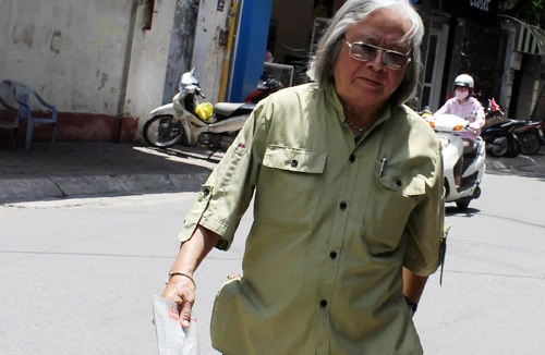 Người đàn ông đi guốc mộc