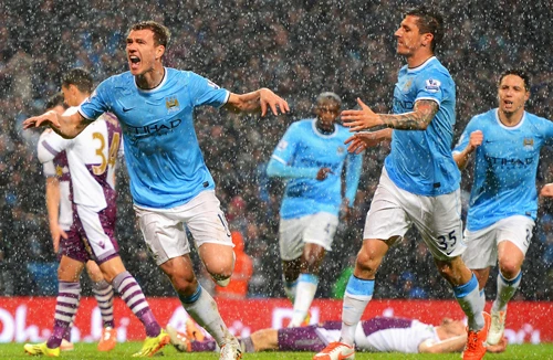 Cúp trong tay Man City