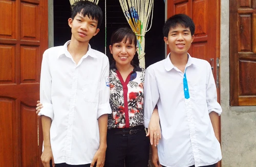 Đôi bạn nghèo trở thành thủ khoa