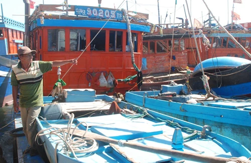 Trung Quốc tấn công tàu cá, đánh trọng thương 2 ngư dân 