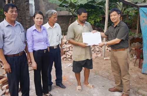 Hỗ trợ kinh phí làm nhà cho hộ nghèo