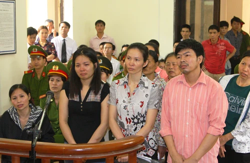 Chống đối manh động, dắt nhau vào tù