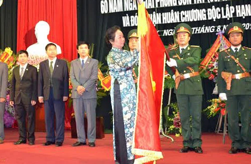 Thị xã Sơn Tây đón nhận Huân chương Độc lập hạng Ba