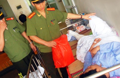 Thăm hỏi chiến sỹ CSCĐ bị thương khi làm nhiệm vụ