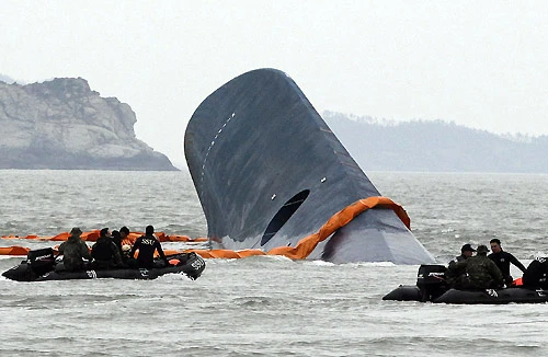 Vụ chìm phà thảm khốc ở Hàn Quốc: Nghi chở quá tải