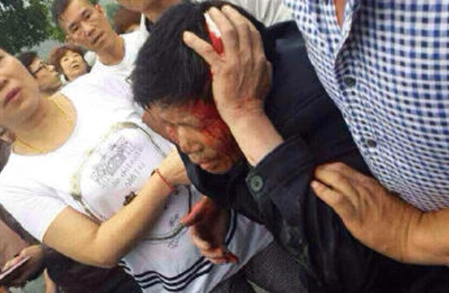 Trung Quốc: Hàng vạn người biểu tình lật xe cảnh sát