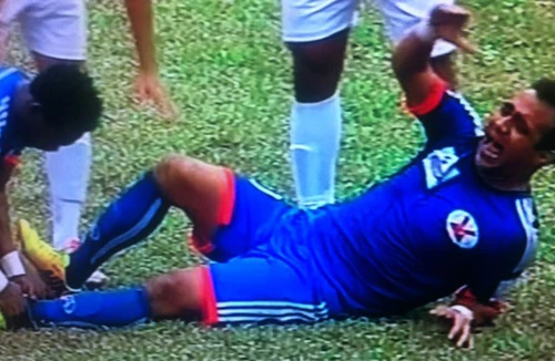 Một cầu thủ chủ nhà bị chấn thương nặng sau pha vào bóng của đối phương