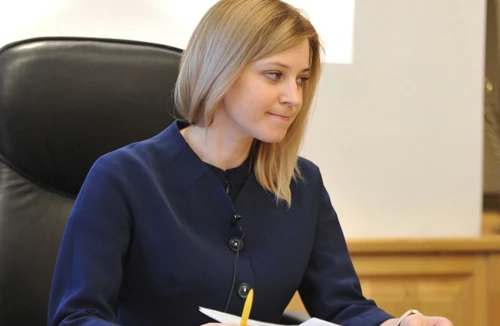 Nữ Bộ trưởng xinh đẹp của Crimea bị Ukraine khép tội vắng mặt