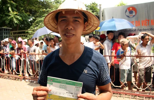 Xếp hàng mua vé xem U19