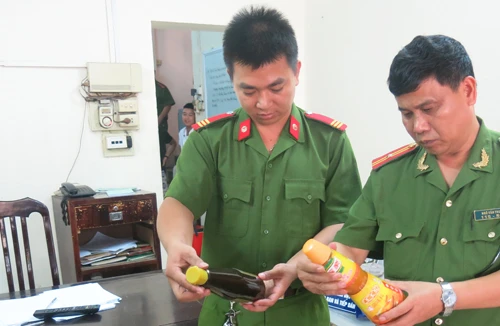 Thu giữ hàng trăm chai nước mắm nhập lậu