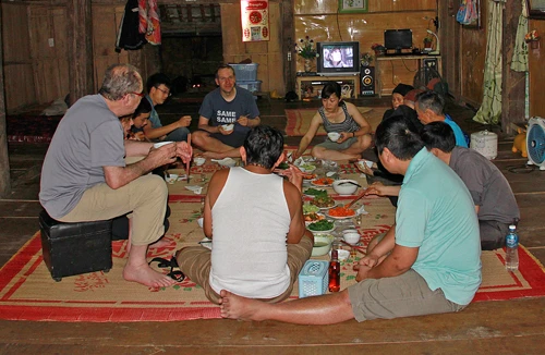 Đến bản Tùy học nấu ăn 