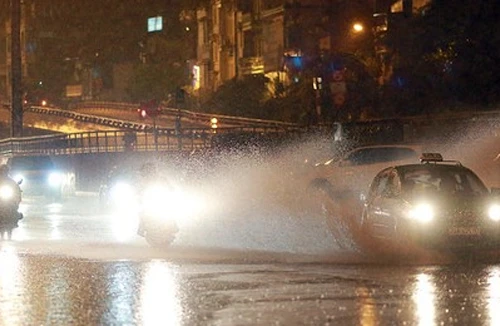 Mưa lớn, nhiều khu vực bị ngập 