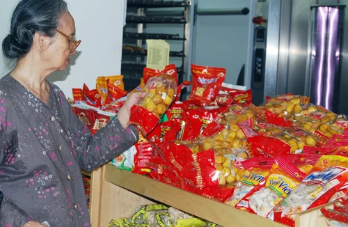 Hàng hóa dồi dào, sức mua vẫn thấp