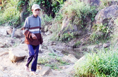 Một ông trưởng thôn bỗng dưng bỏ làng vào núi sống với ma rừng