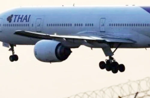 Nứt kính máy bay, Thai Airways hạ cánh khẩn cấp 