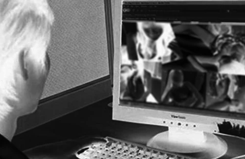 Tung ảnh nóng người tình vị thành niên lên mạng gạ khách làng chơi