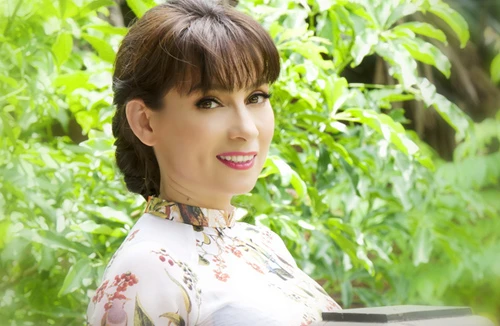 Ca sĩ Phi Nhung: Một mình bươn chải nuôi 18 đứa con