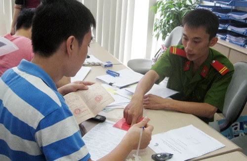 Đến tận nhà làm đăng ký tạm trú cho công dân