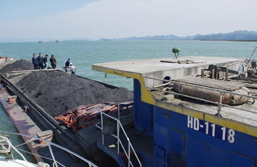 Cảnh sát biển liên tiếp bắt giữ tàu chở khoáng sản lậu