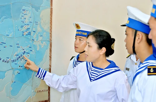 Độc đáo những bản đồ bằng gốm ở Trường Sa