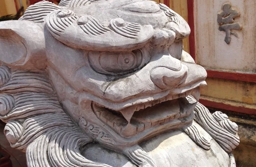 Ra khỏi cổng chùa, sư tử đá đi đâu?