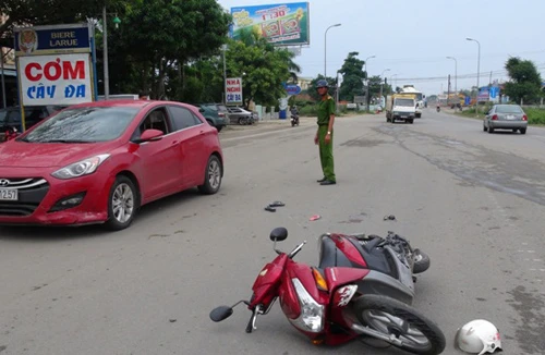 Đèn đỏ ngừng hoạt động, ô tô cán chết người