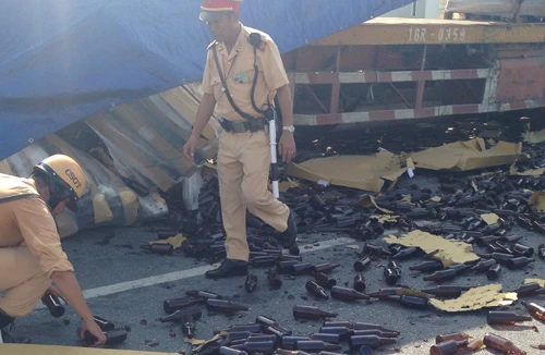 Xe container bị lật, hàng nghìn vỏ bia vỡ nát