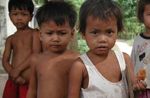 Kiếm tiền từ... các trại trẻ mồ côi