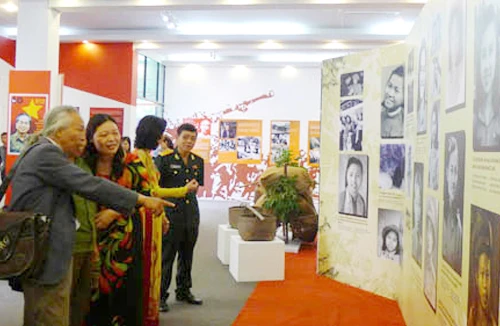 Triển lãm về “Đội quân tóc dài” 