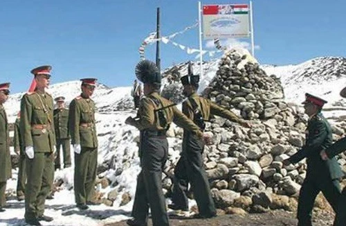 Hàng trăm binh sỹ Trung Quốc và Ấn Độ đối đầu ở Himalaya