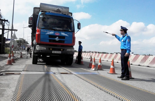 Trạm cân xe đỏ mắt chờ kinh phí