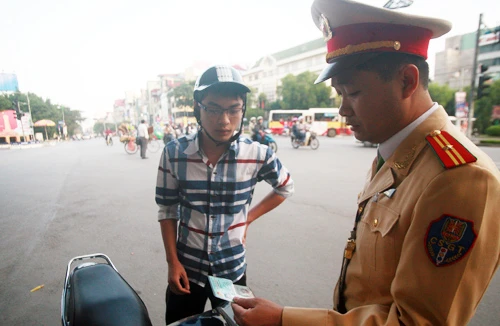 Tổng kiểm tra xử lý vi phạm về mũ bảo hiểm 