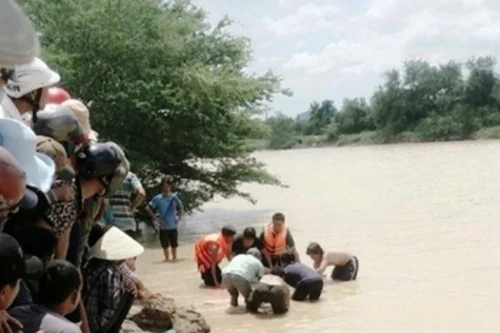 Chèo thuyền thúng qua sông, 2 mẹ con đuối nước thương tâm