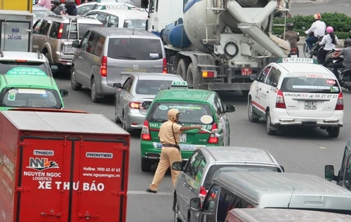 CSGT đội nắng phân luồng kẹt xe ở cửa ngõ sân bay Tân Sơn Nhất