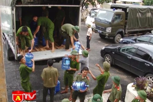 Mang nước sạch đến cứu trợ đồng bào vùng thiên tai