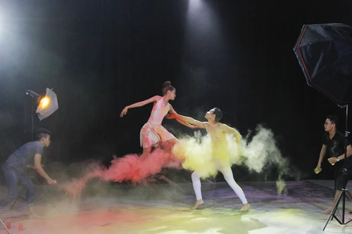 Hot boy Việt kiều chiến thắng ngoạn mục tại thử thách “tạt bột màu”