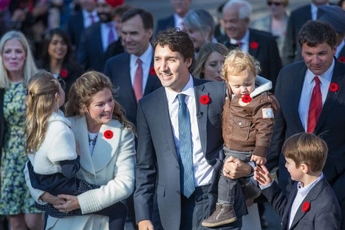 Tân Thủ tướng Canada đi xe buýt đến nhậm chức