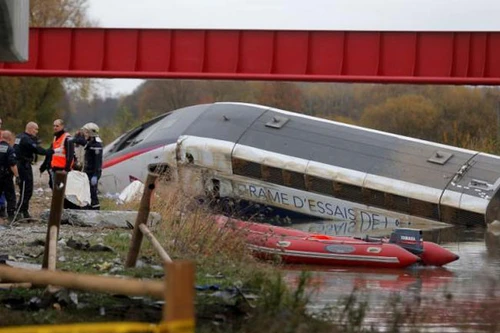 Pháp: Tàu trật bánh, 10 người thiệt mạng