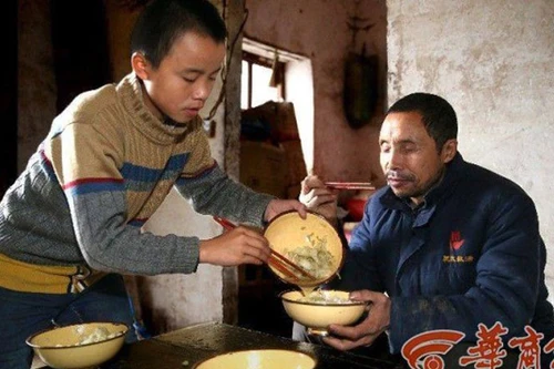 Cậu bé 13 tuổi chăm sóc cha mẹ bị mù suốt 9 năm 