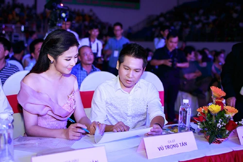 Hoa hậu Ngọc Hân gợi cảm làm giám khảo “Người đẹp xứ Thanh”