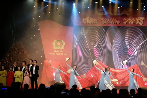 Gala "Chào xuân 2017" của Công an Hà Nội