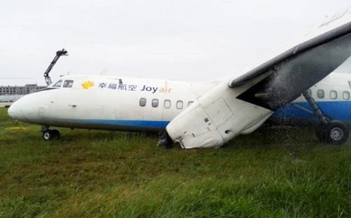 Trung Quốc: Máy bay chở khách gãy cánh, bốc khói nghi ngút