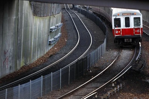 Lên tàu mới nhớ bỏ quên con trong xe ô tô