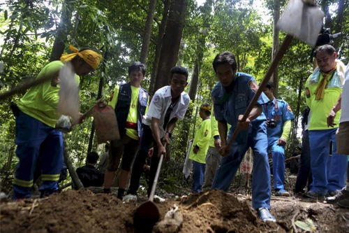 Thái Lan phát hiện thêm các ngôi mộ tập thể trong rừng