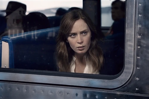 Trailer đầy ám ảnh với những hồi tưởng của Emily Blunt trong "Cô gái trên tàu"