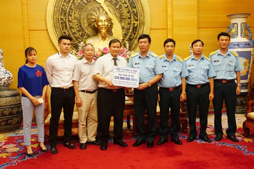 Ủng hộ gia đình các phi công Su30-MK2 và thành viên tổ bay CASA-212 220 triệu đồng