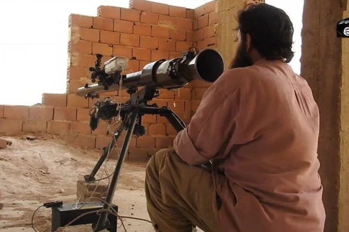 [ẢNH] Khốc liệt tại Syria, binh sĩ vác cả pháo không giật lên vai để khai hỏa