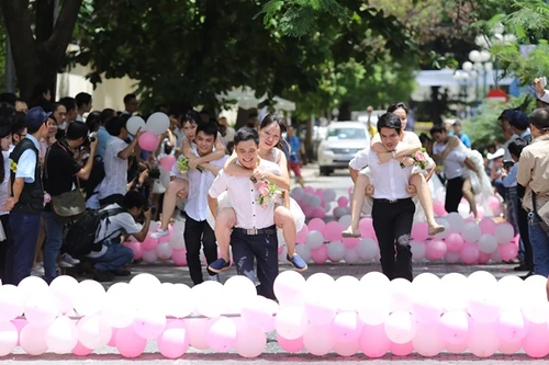 50 cặp cô dâu, chú rể thi chạy maratong để dành giải thưởng