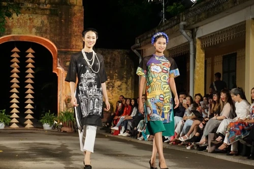 Người đẹp "trình làng" mẫu áo dài trong Festival Áo dài Hà Nội 2016